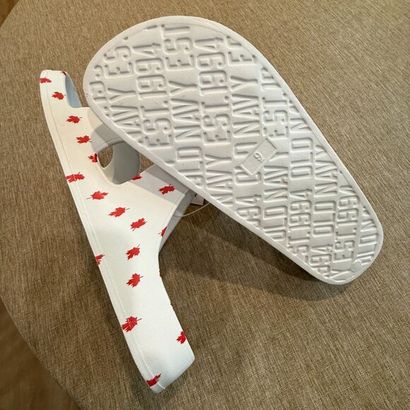 Women's Size 9 Old Navy Maple Leaf (Oh, Canada!) Slide Sandals - Picture 4 of 9